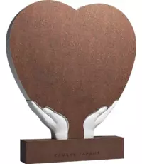 Сердце на ладонях - вертикальный резной памятник в форме сердца 